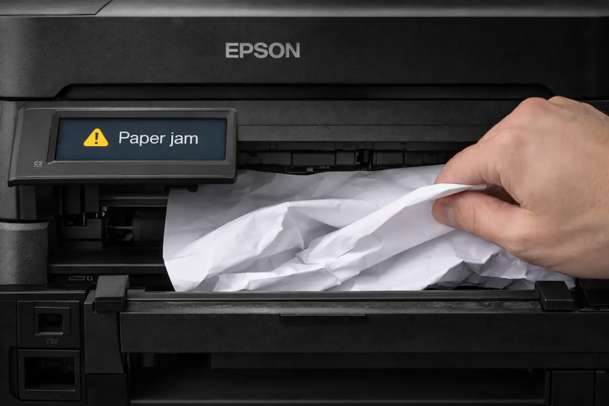 Atasco de papel en impresora de tinta (hoja A4 atascada)
